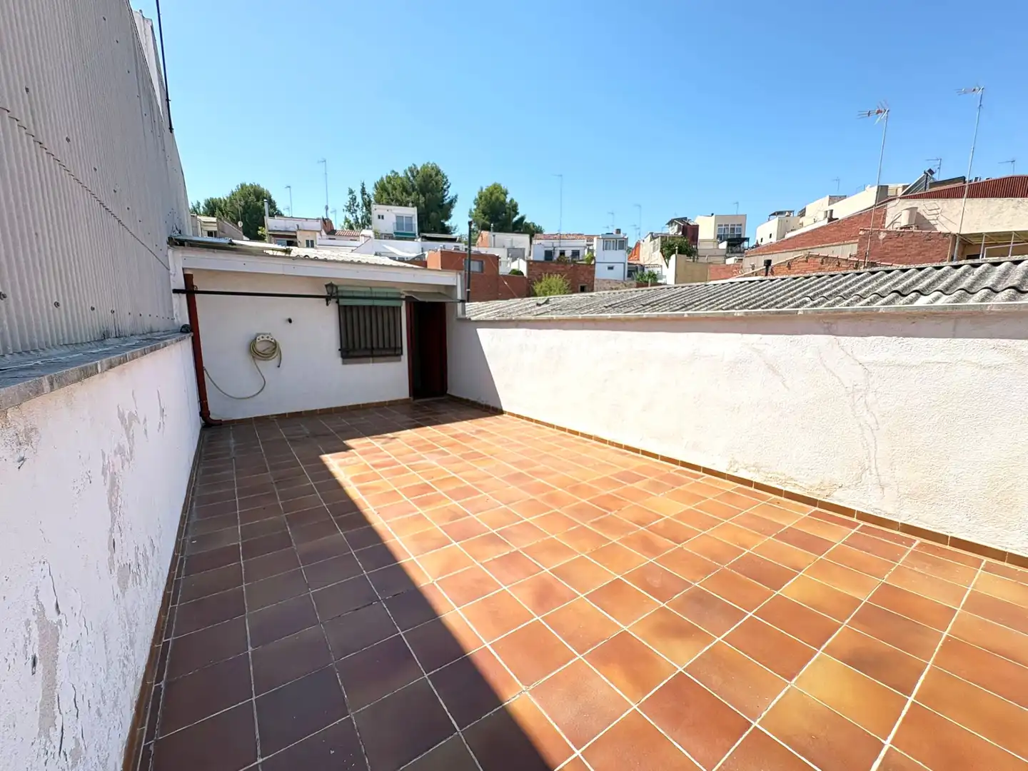 Terrasse von Einfamilien-Reihenhaus zum Verkauf in Terrassa mit Klimaanlage, Heizung und Terrasse