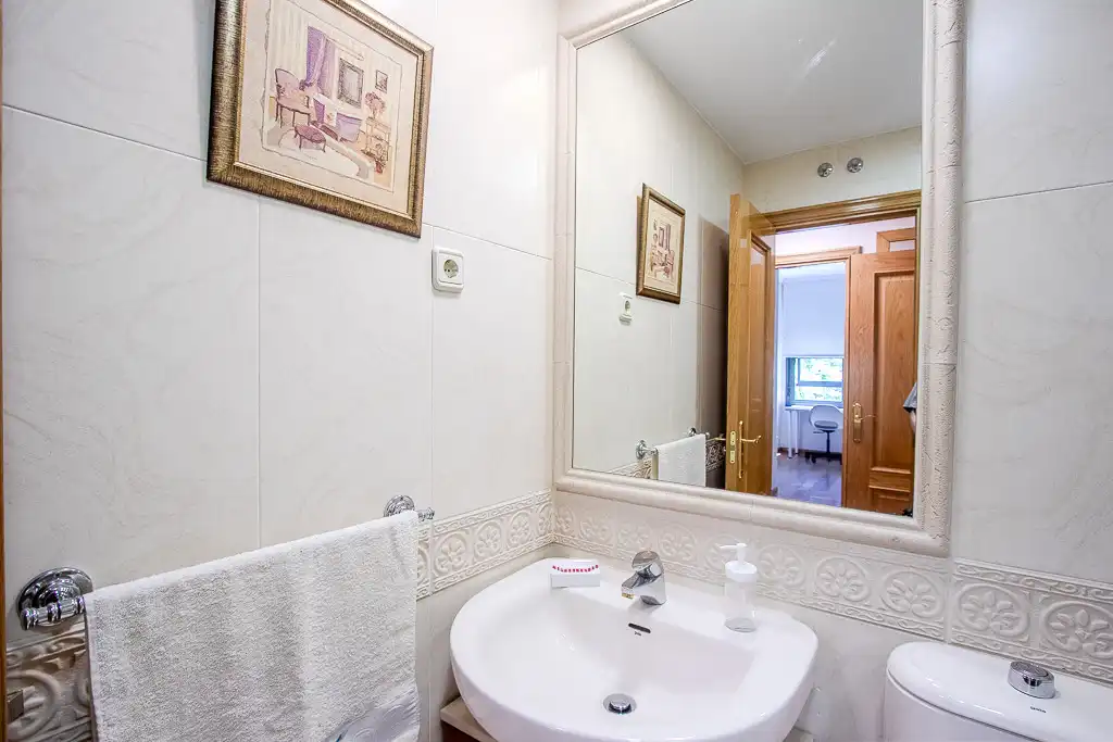 Bathroom of Flat for rent in Madrid  with Air Conditioner, Private garden and Storage room