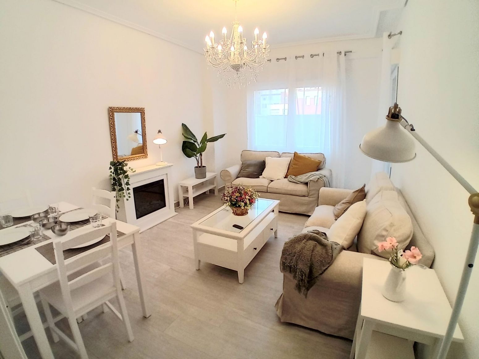 Sala d'estar de Pis de lloguer en  Logroño amb Calefacció, Terrassa i Moblat