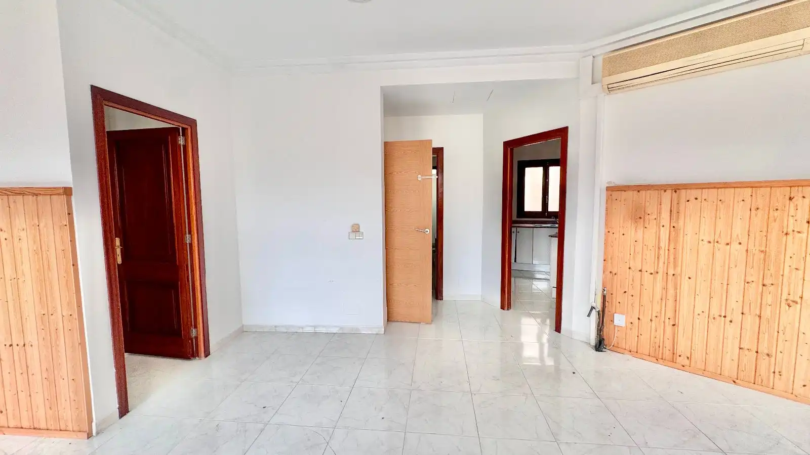 Commercial properties for sale in  Palma de Mallorca  with Air Conditioner, Terrace and Internet