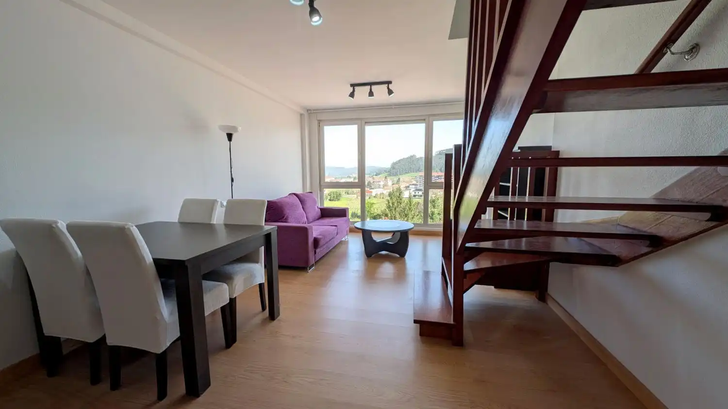Sala d'estar de Pis de lloguer en Piélagos amb Calefacció, Terrassa i Moblat