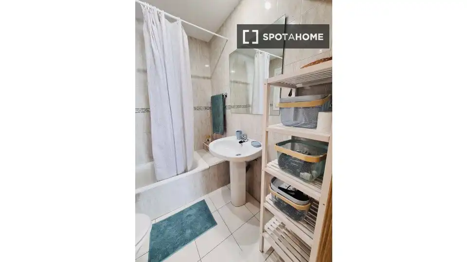 Bathroom of Flat for share in Santander  with Air Conditioner, Heating and Terrace
