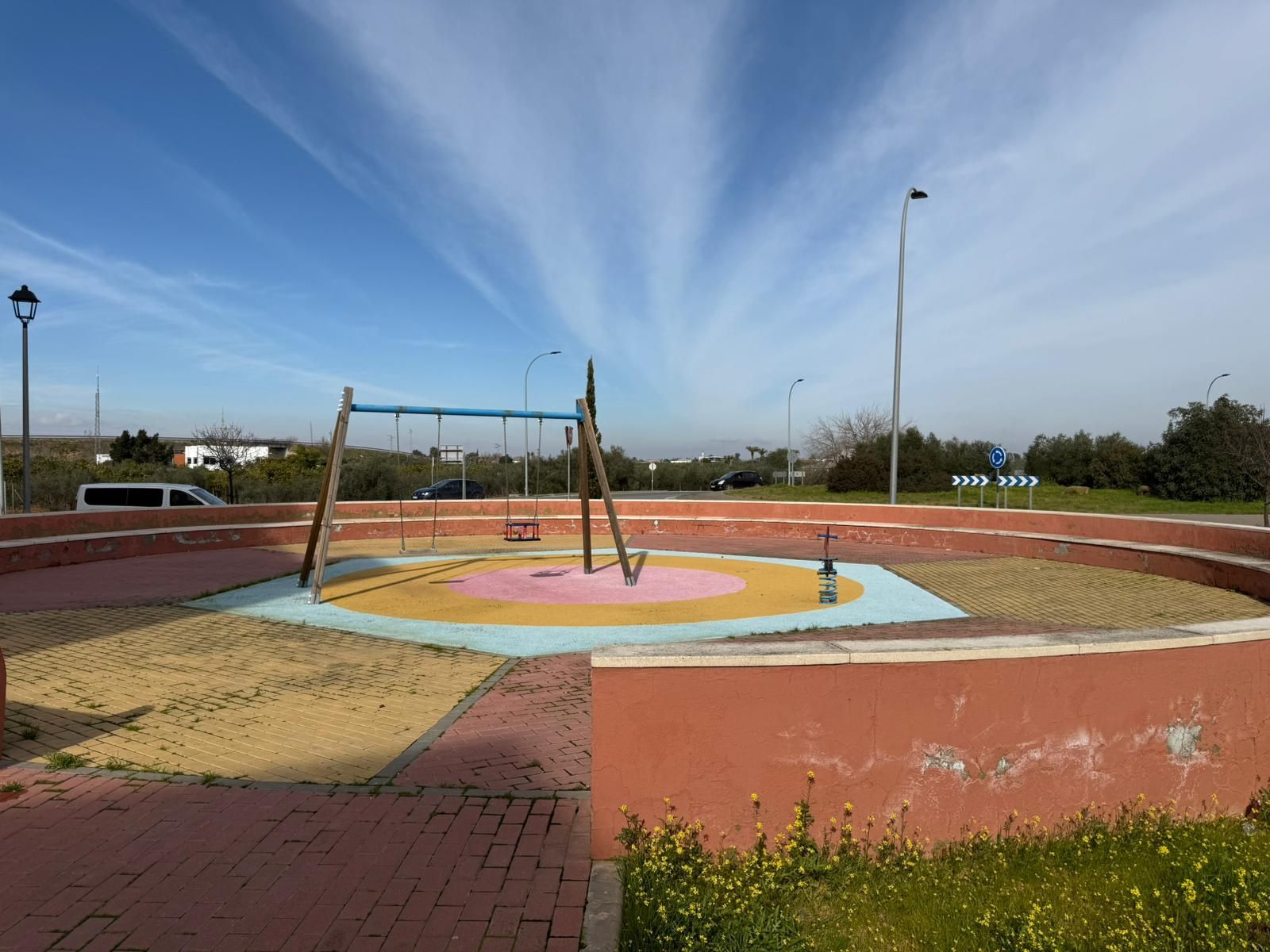 Vista exterior de Casa adosada en venda en Utrera amb Piscina comunitària