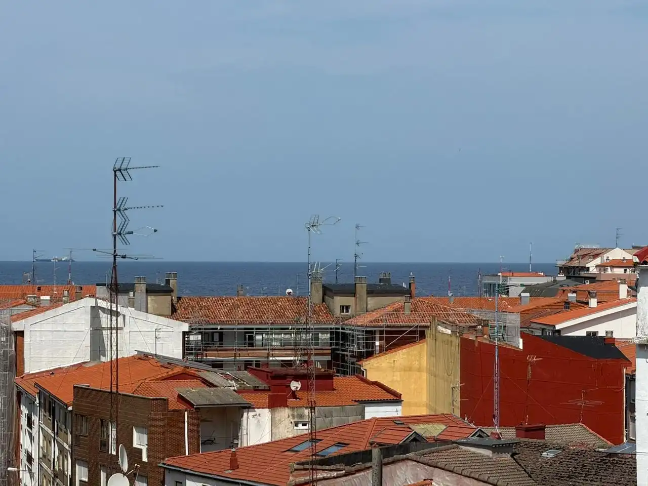 Vista exterior de Piso en venta en Castro-Urdiales con Calefacción, Parquet y Balcón