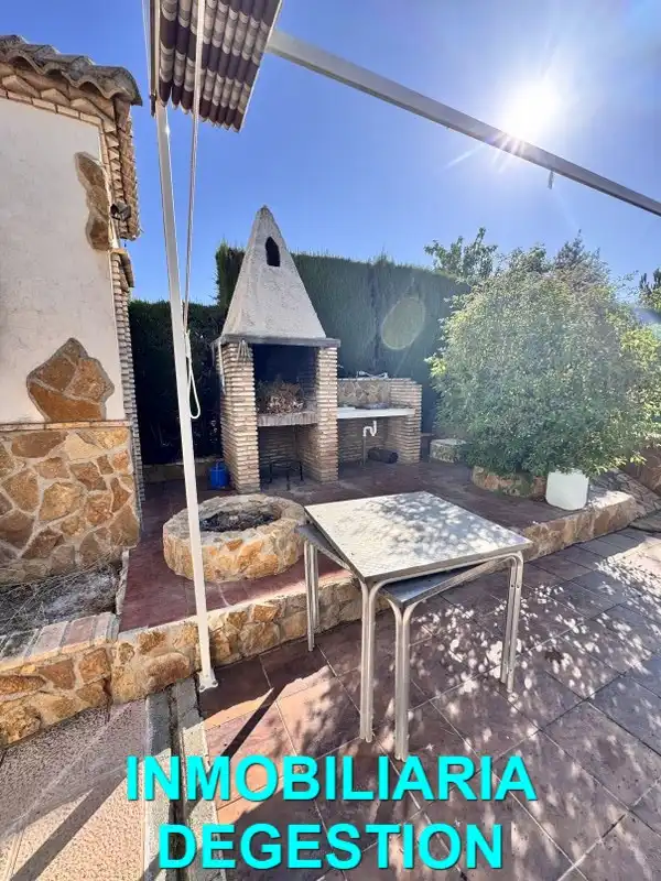 Jardí de Casa o xalet en venda en Linares amb Aire condicionat, Jardí privat i Piscina