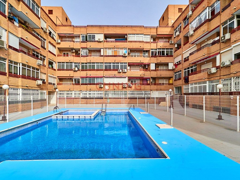 Vista exterior de Pis en venda en Torrevieja amb Piscina