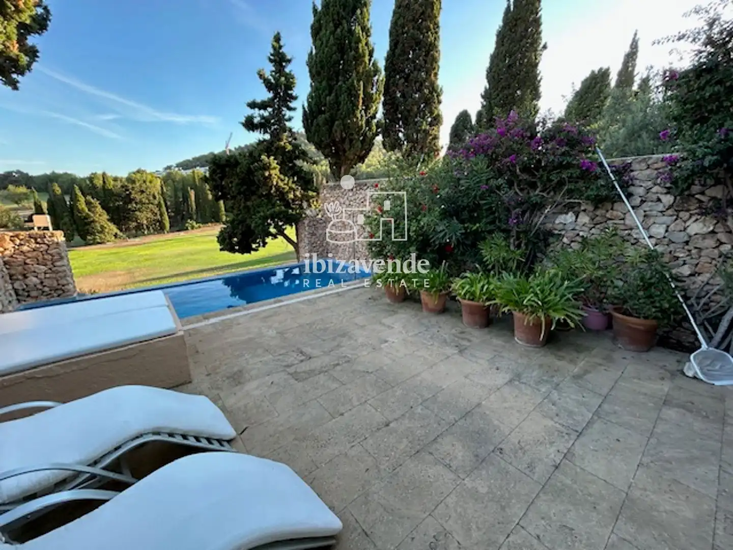 Garten von Einfamilien-Reihenhaus zur Miete in Santa Eulària des Riu mit Klimaanlage, Heizung und Parkett