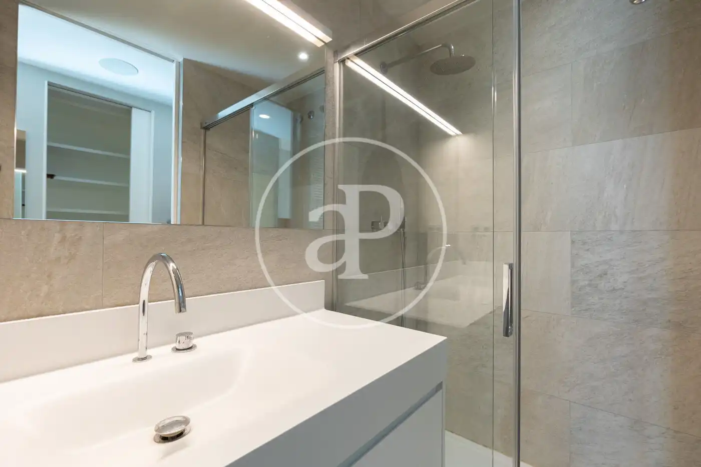Baño de Piso de alquiler en Barcelona con Aire acondicionado, Calefacción y Jardín privado
