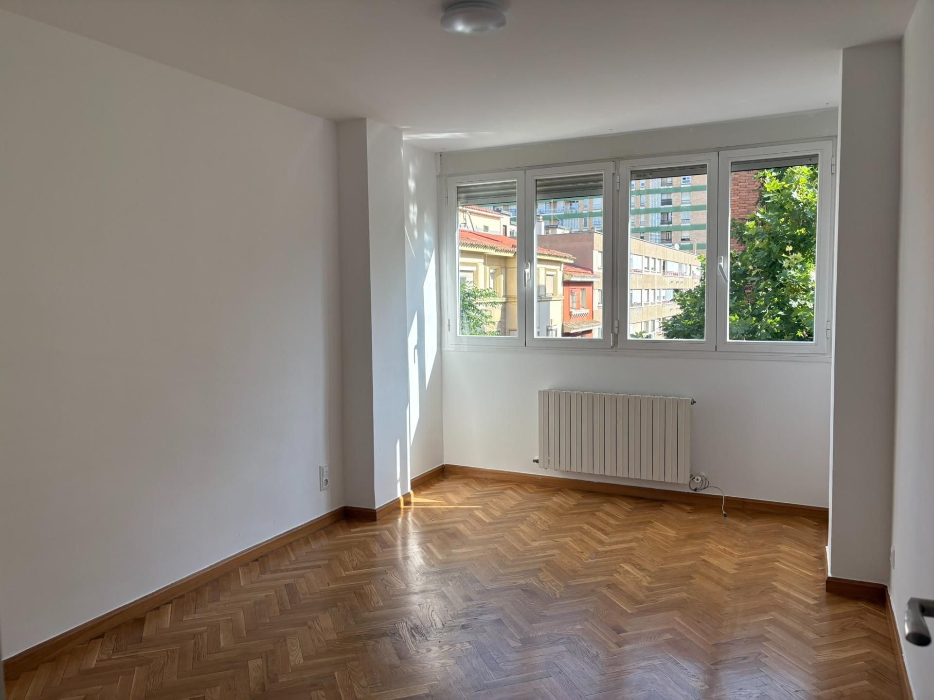 Bedroom of Flat to rent in  Zaragoza Capital  with Air Conditioner, Heating and Parquet flooring