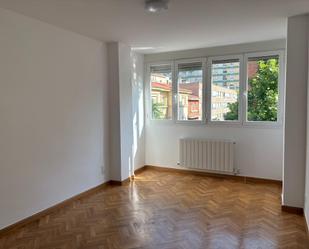 Bedroom of Flat to rent in  Zaragoza Capital  with Air Conditioner, Heating and Parquet flooring