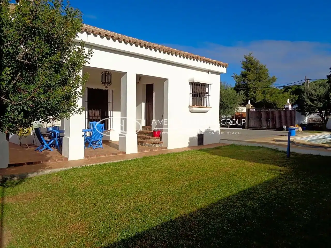 Vista exterior de Casa o xalet en venda en Chiclana de la Frontera amb Aire condicionat, Calefacció i Jardí privat