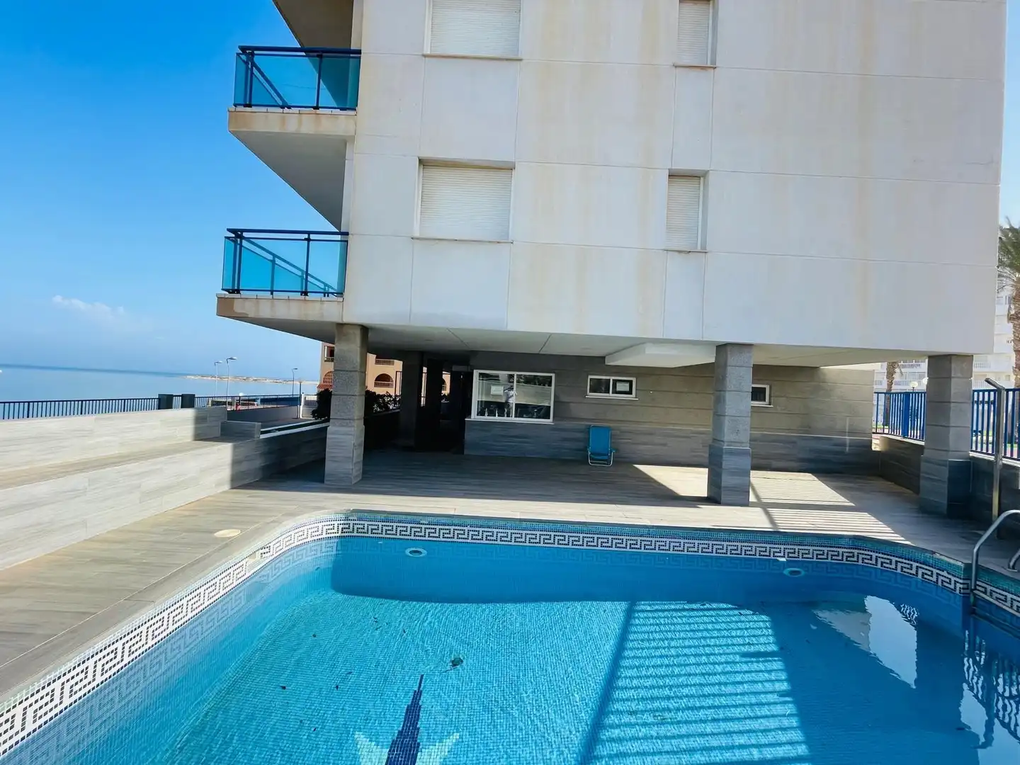 Piscina de Apartamento de alquiler en La Manga del Mar Menor con Aire acondicionado, Calefacción y Piscina