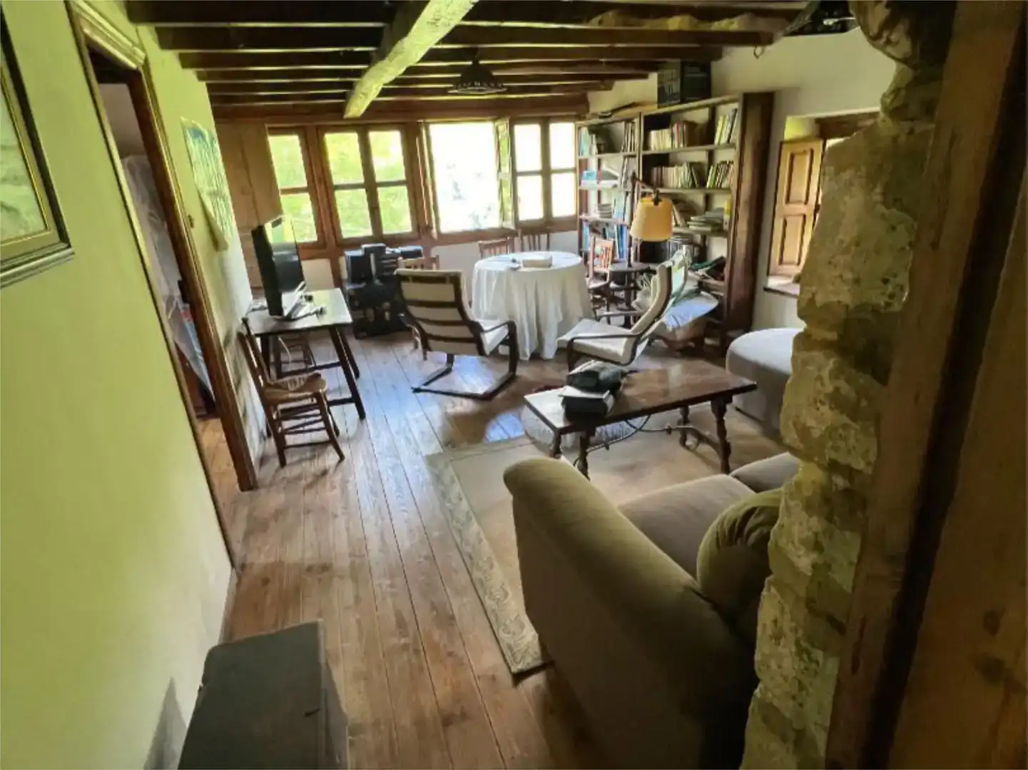 Sala d'estar de Finca rústica en venda en Ponga amb Aire condicionat, Parquet i Moblat