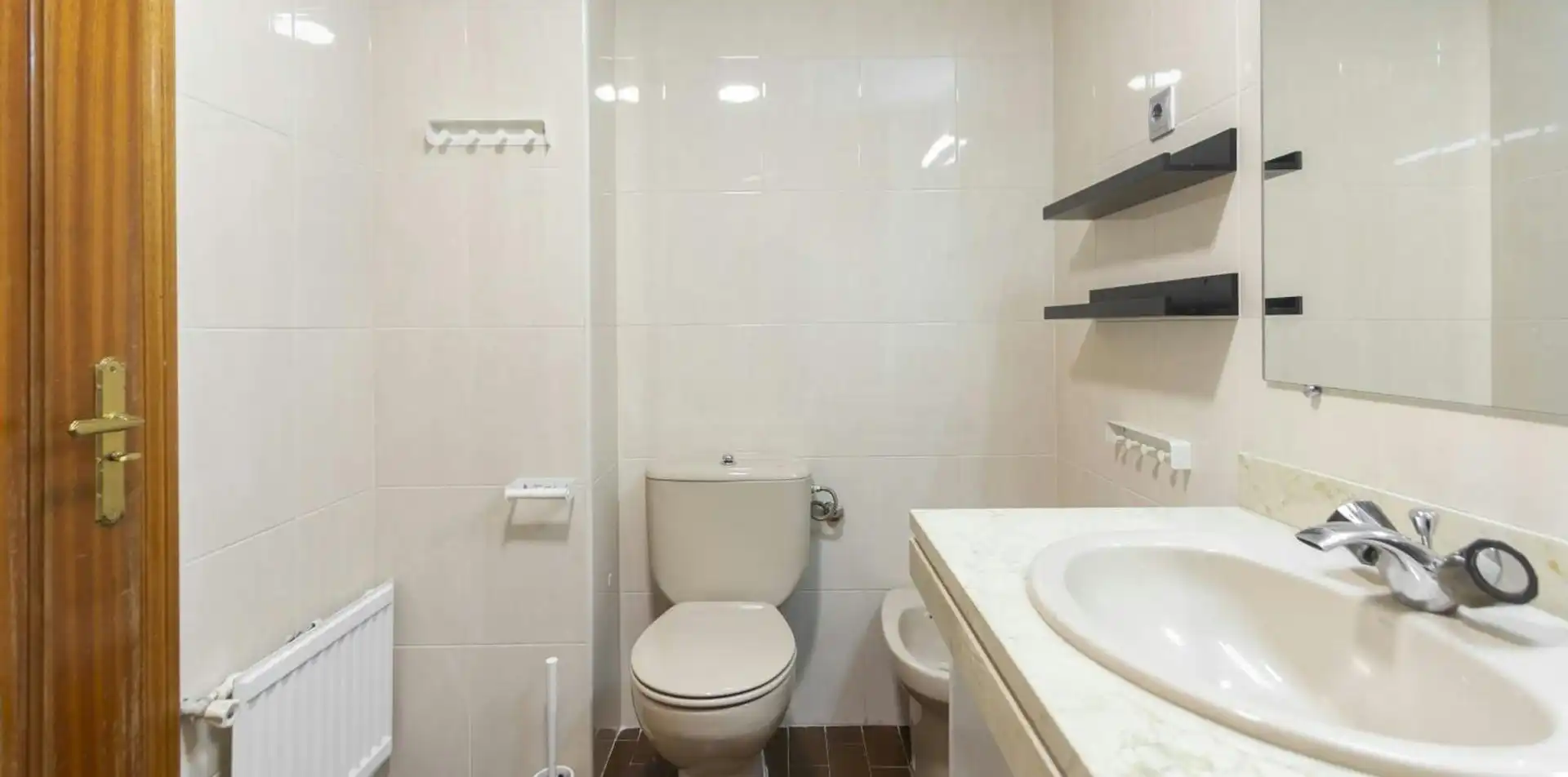Bathroom of Flat for share in Madrid  with Heating, Furnished and Washing machine
