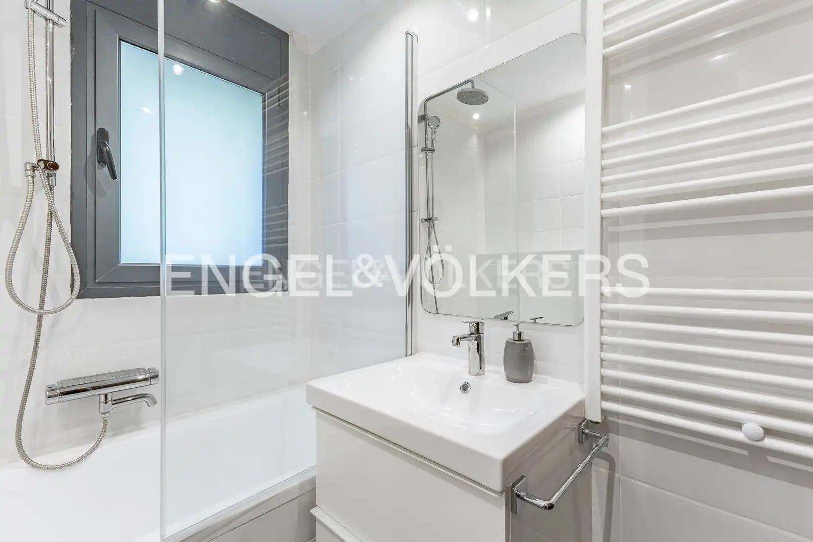Bathroom of Houses for sale in Castelldefels  with Air Conditioner, Heating and Private garden