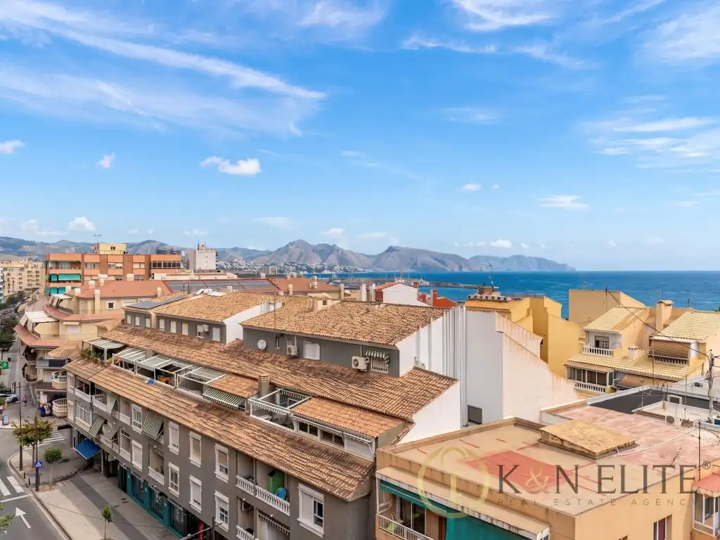Vista exterior de Àtic en venda en El Campello amb Jardí privat, Terrassa i Piscina