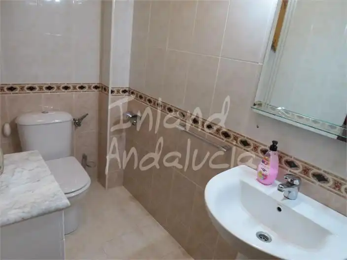 Bany de Apartament en venda en Martos amb Aire condicionat, Terrassa i Traster