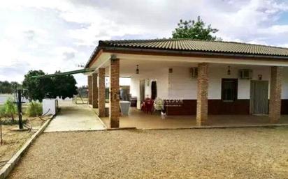 Vista exterior de Finca rústica en venda en La Carlota amb Aire condicionat i Piscina