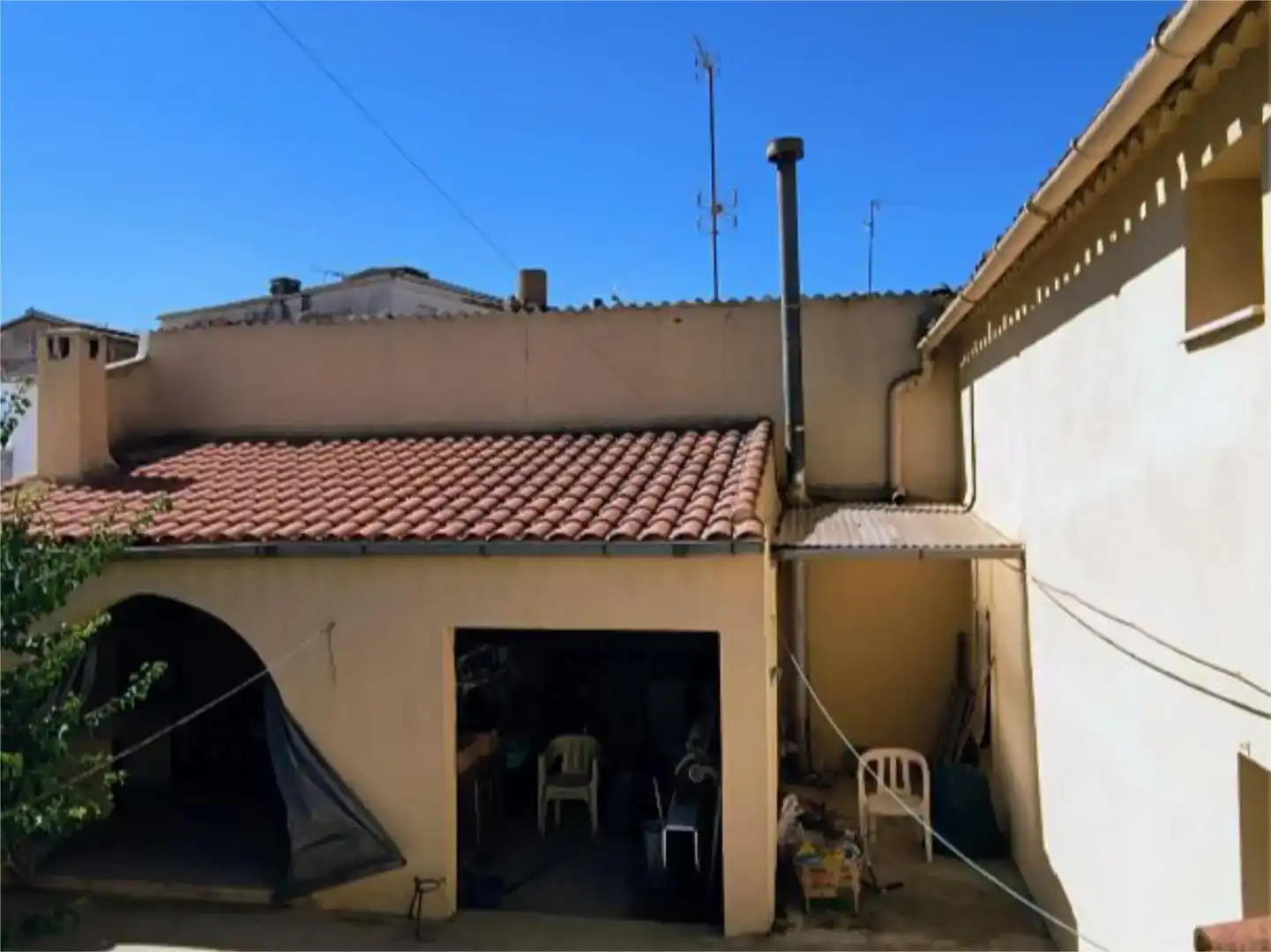 Vista exterior de Casa adosada en venta en Ledaña con Jardín privado, Trastero y Amueblado