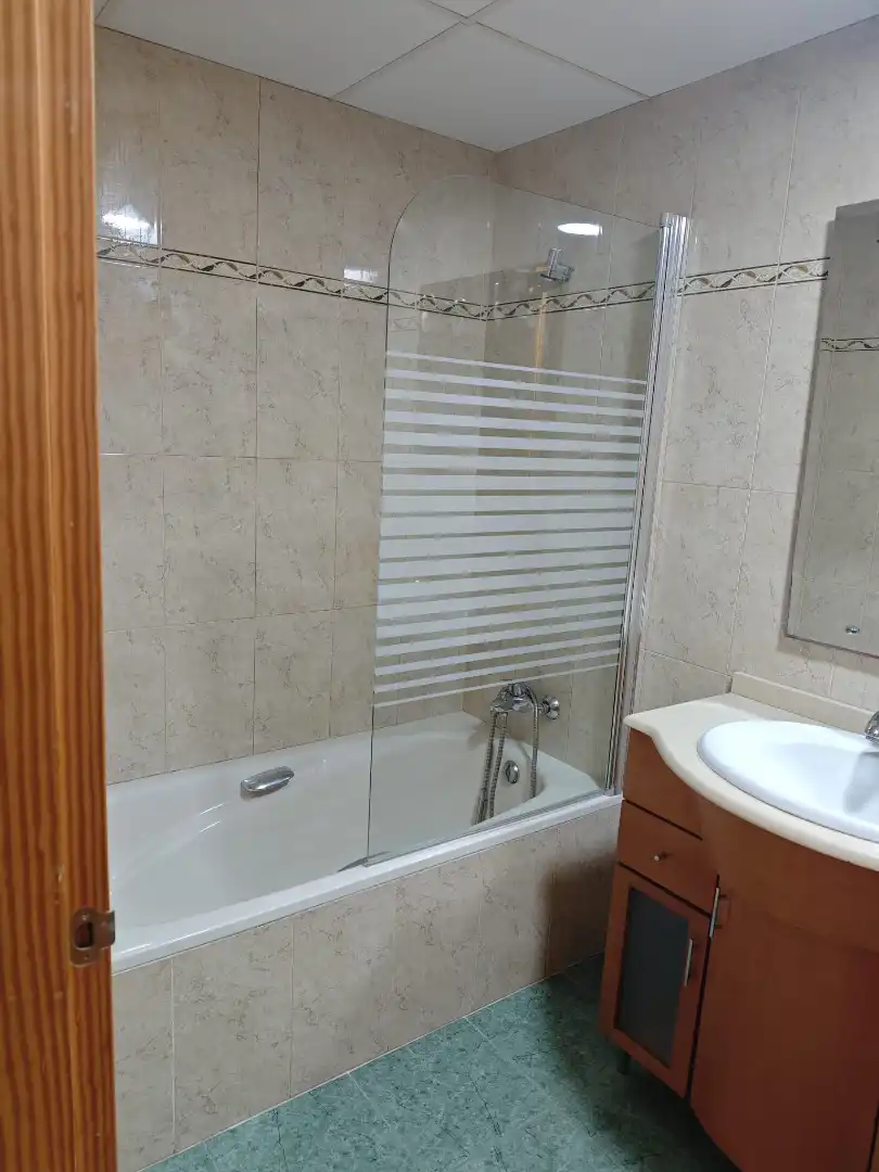 Badezimmer von Wohnungen zur Miete in El Toyo