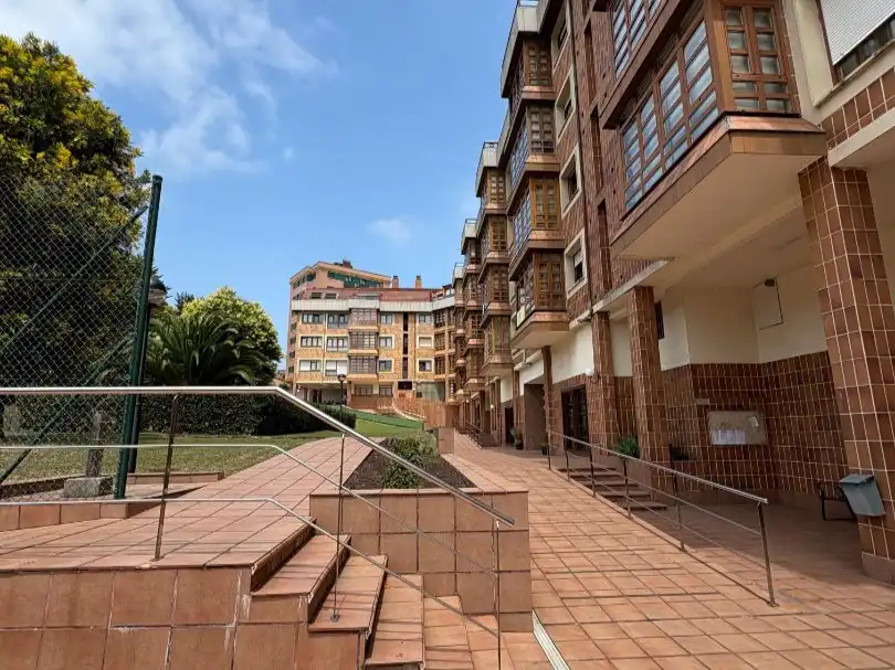 Vista exterior de Piso en venta en Gijón  con Terraza, Piscina y Balcón