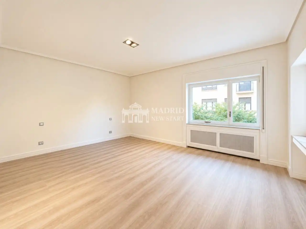 Bedroom of Flat for rent in Madrid  with Air Conditioner, Heating and Parquet flooring