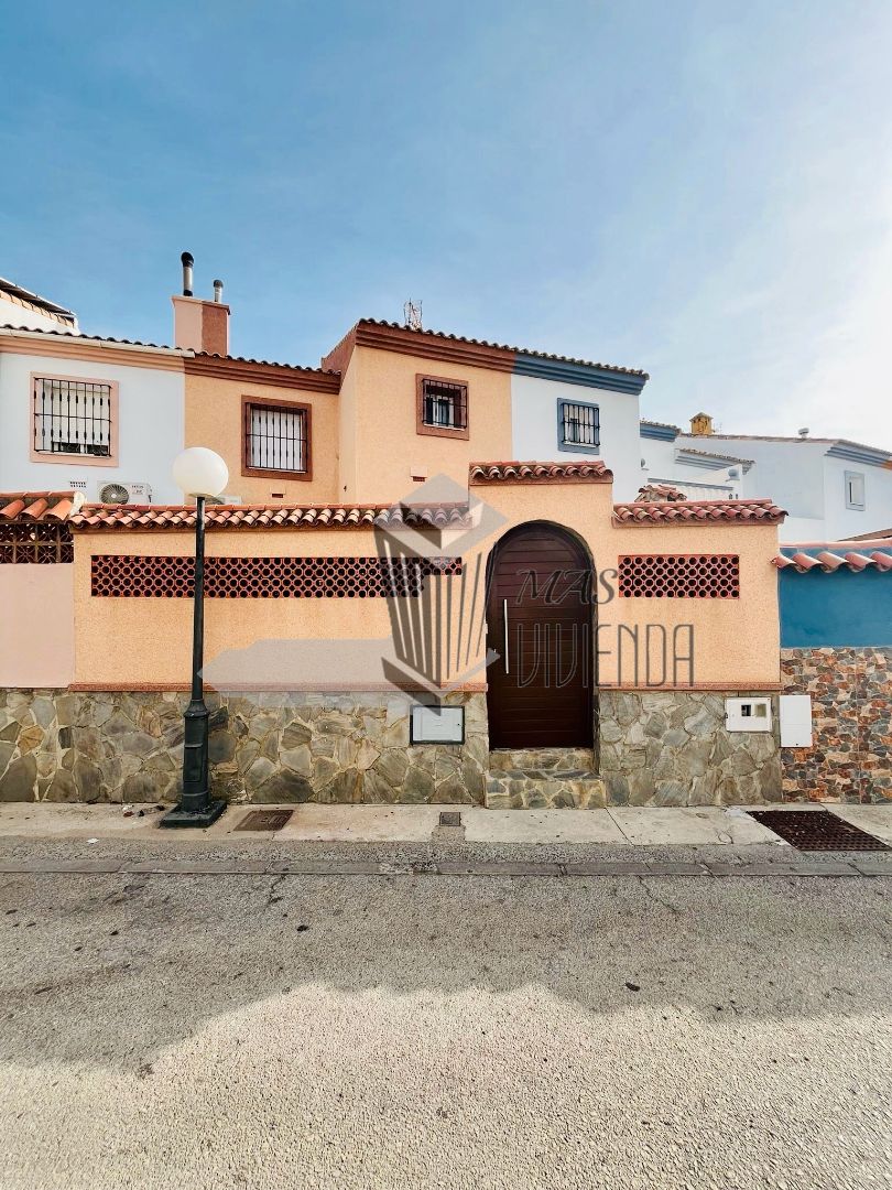 Vista exterior de Casa adosada en venda en Algeciras amb Aire condicionat i Traster