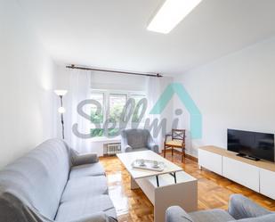 Sala d'estar de Pis de lloguer en Oviedo  amb Calefacció, Parquet i Moblat