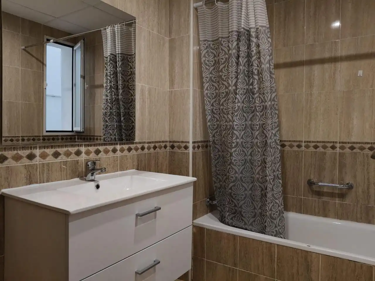 Baño de Planta baja de alquiler en Lucena con Terraza, Trastero y Amueblado