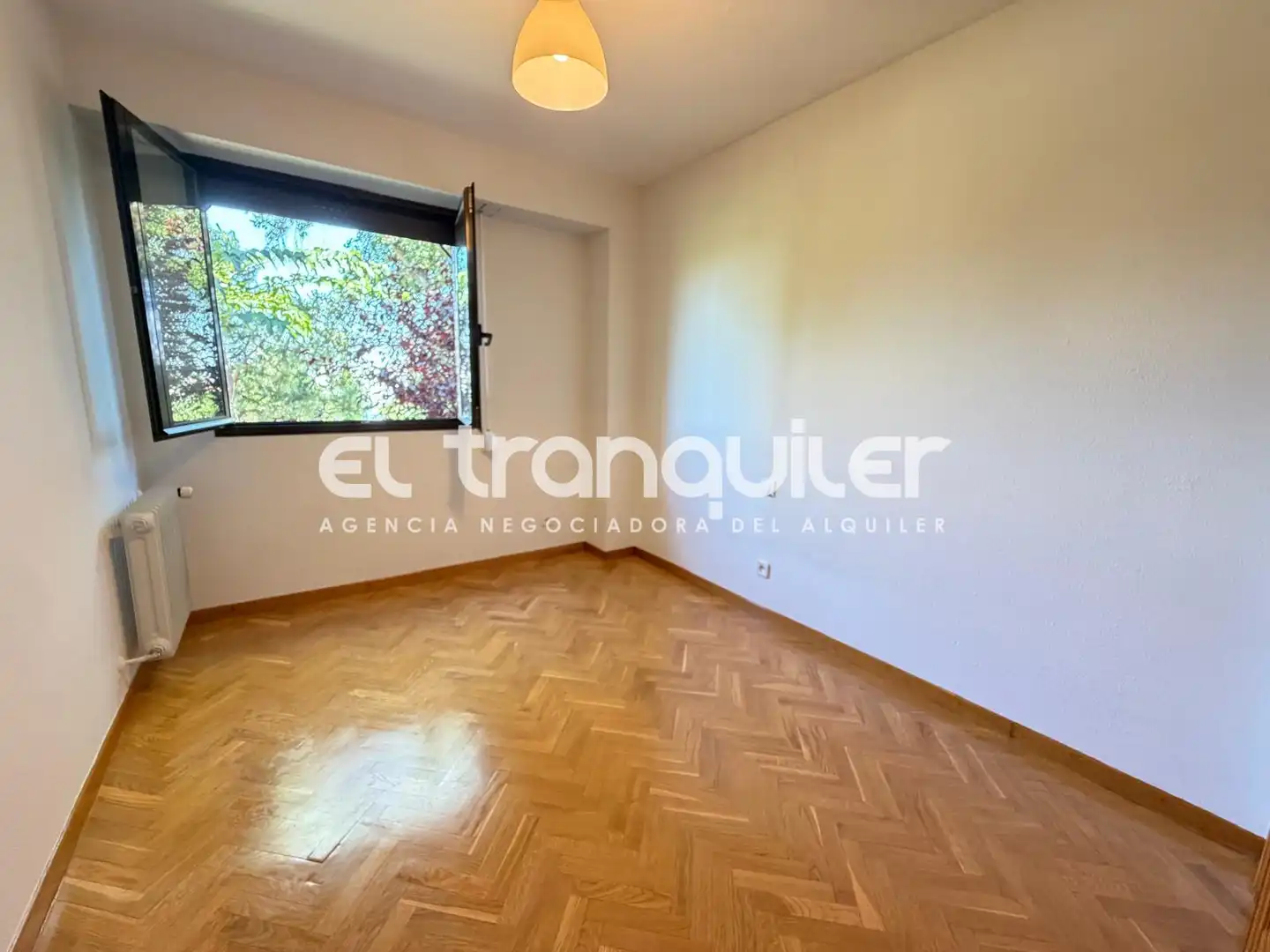 Bedroom of Flat for rent in Madrid  with Parquet flooring, Terrace and Swimming Pool