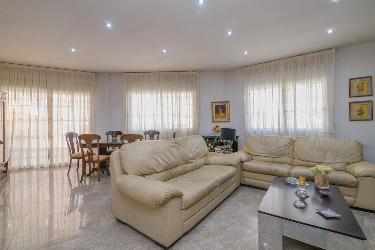 Living room of Flat for sale in L'Hospitalet de Llobregat  with Air Conditioner, Heating and Terrace
