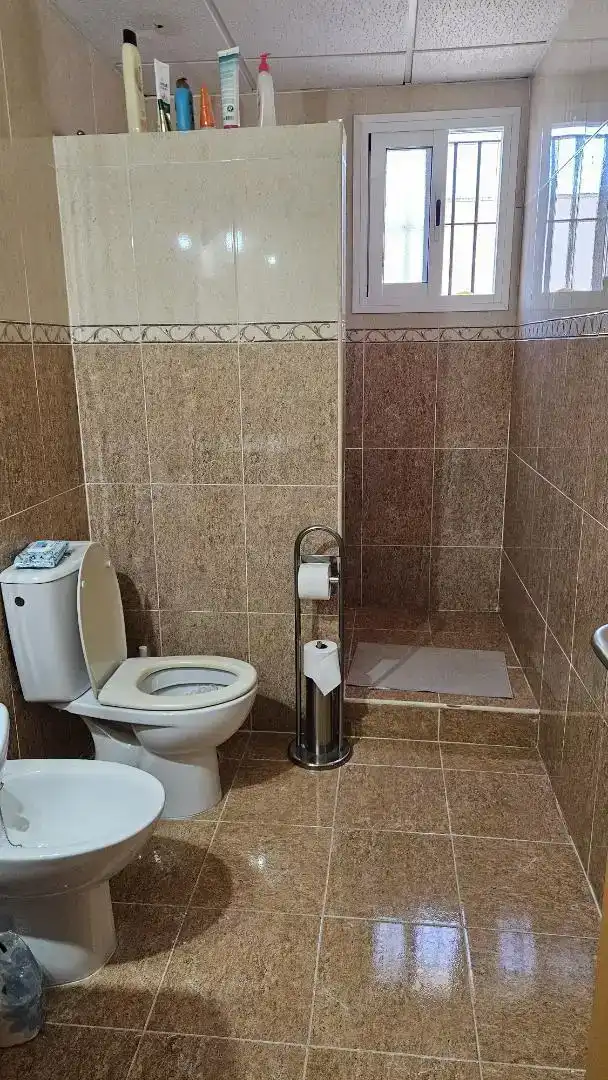 Bathroom of Detached homes for share in Gerena  with Private garden, Parquet flooring and Storage room