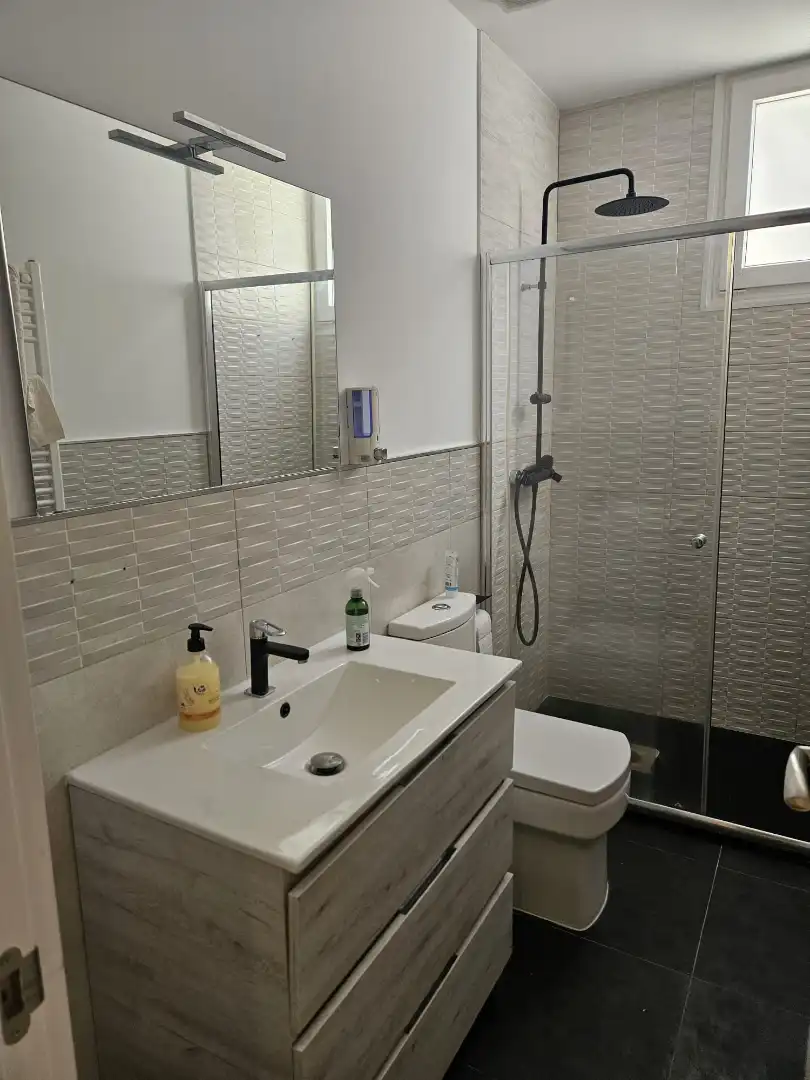 Baño de Local de alquiler en Pozuelo de Alarcón con Aire acondicionado, Calefacción y Amueblado