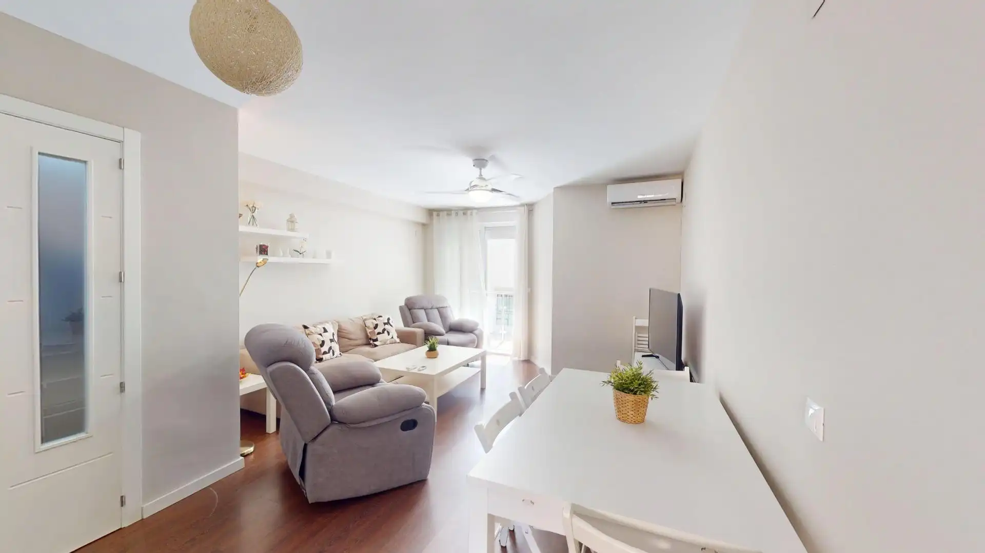 Sala de estar de Piso de alquiler en Fuengirola con Aire acondicionado, Parquet y Terraza