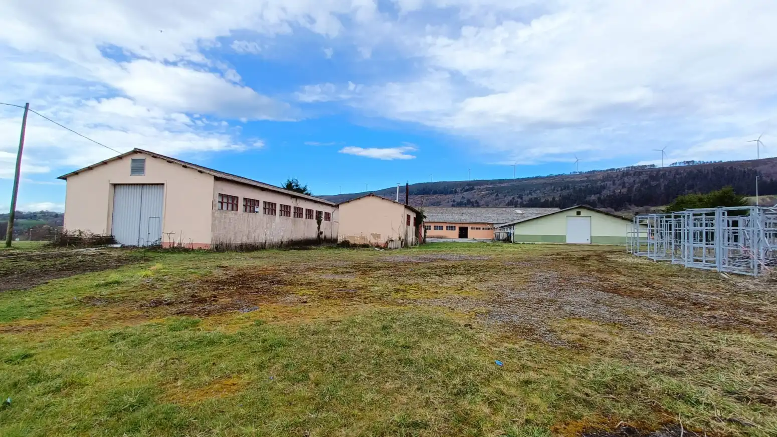 Außenansicht von Fabrikhallen zum Verkauf in Tineo