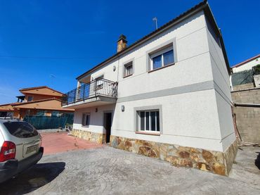 Casa amb balcó en venda a Aiguaviva Parc
