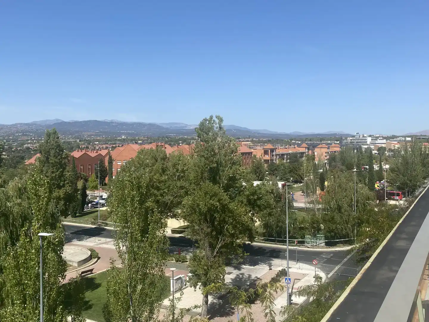 Vista exterior de Àtic en venda en Las Rozas de Madrid amb Aire condicionat, Jardí privat i Parquet