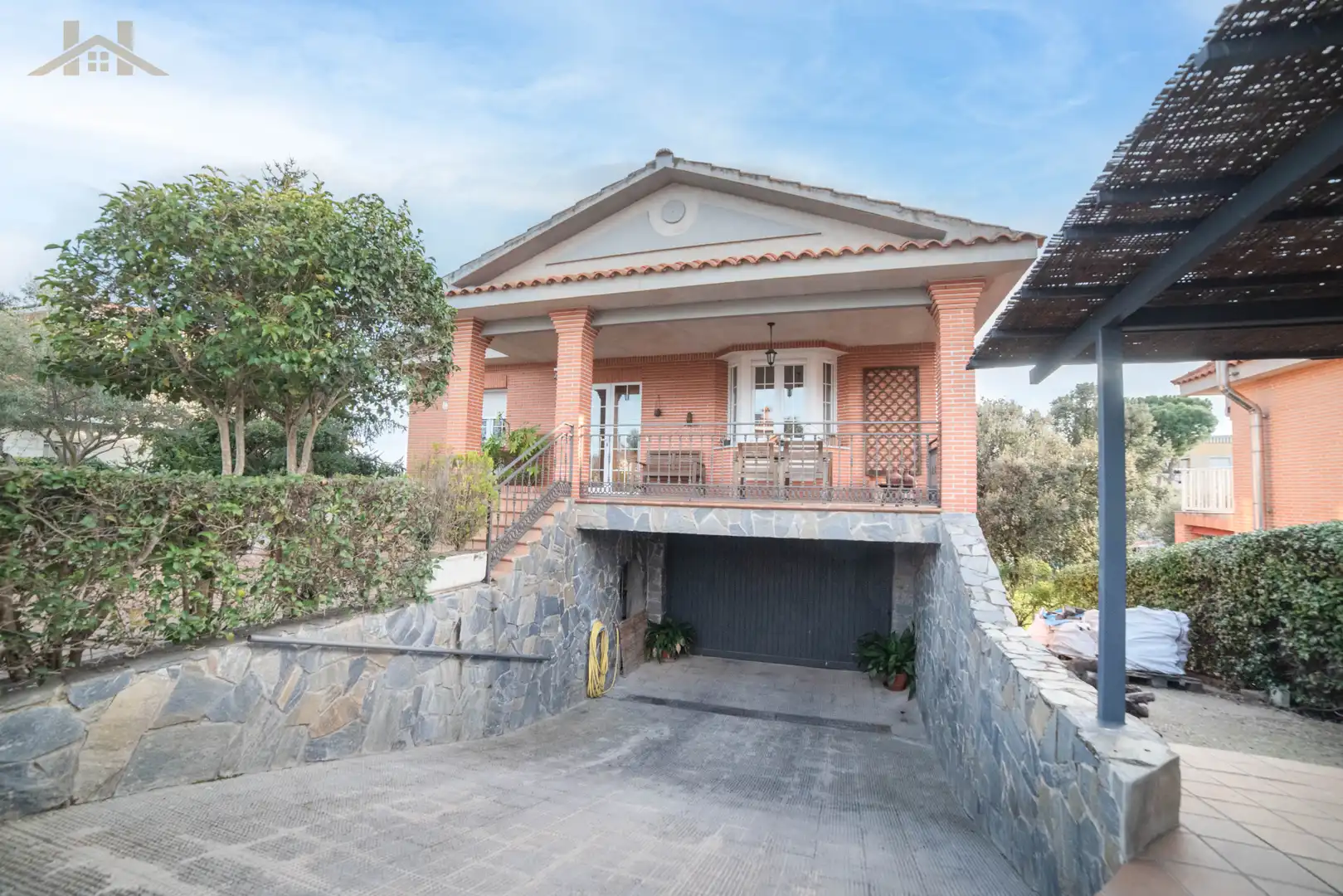 Vista exterior de Casa o xalet en venda en Sevilla la Nueva amb Calefacció, Jardí privat i Terrassa