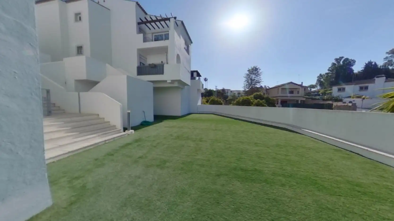 Vista exterior de Planta baja en venta en Marbella con Piscina y Piscina comunitaria