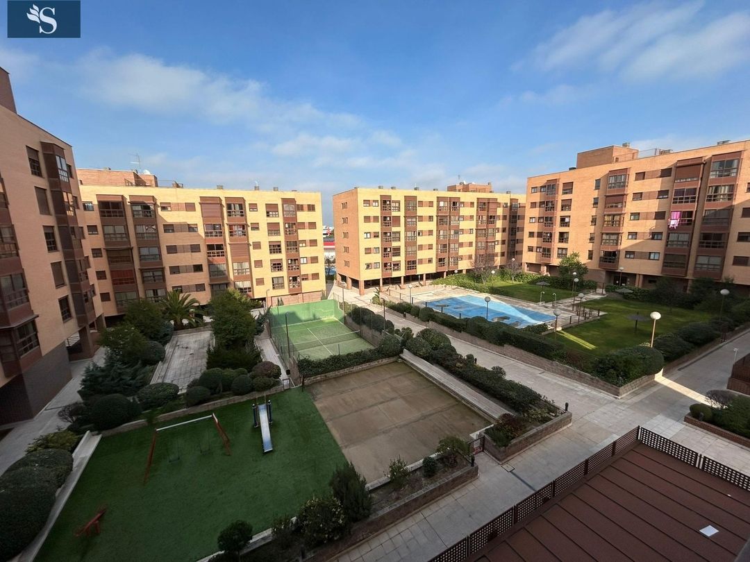 Vista exterior de Pis de lloguer en  Madrid Capital amb Aire condicionat, Calefacció i Piscina