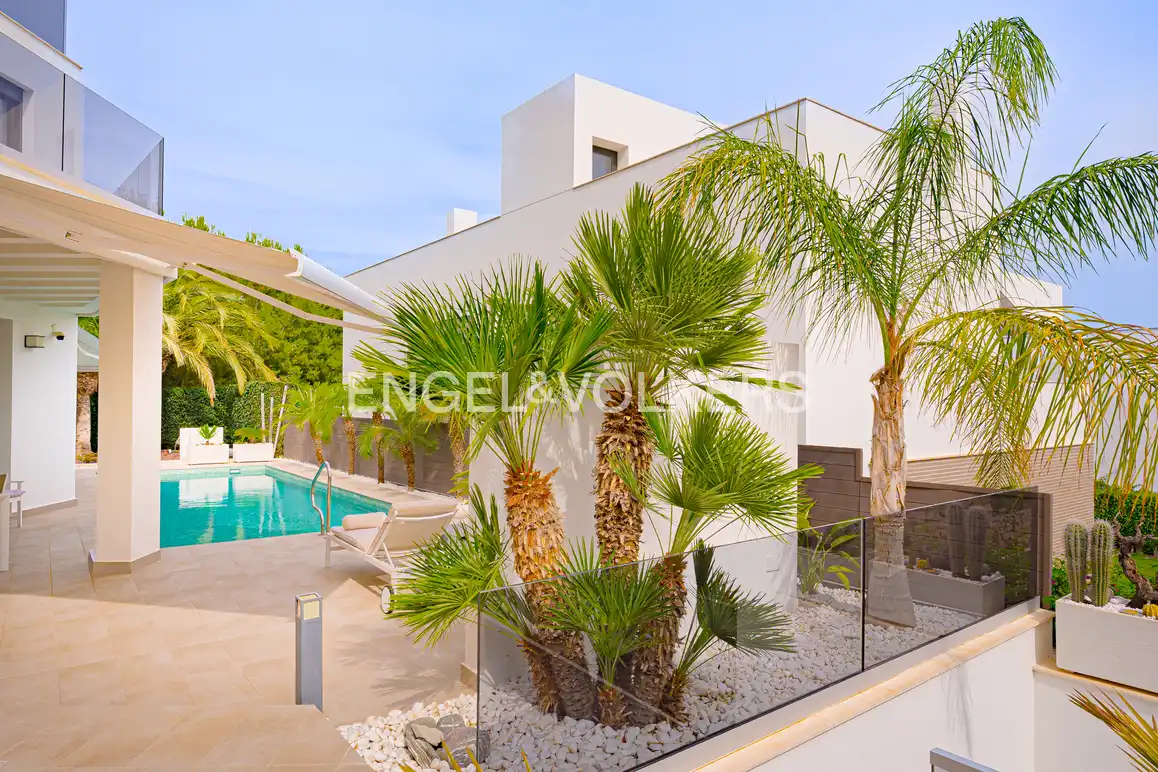 Detached house with pool for sale in Calle Copenhague, imagen 4