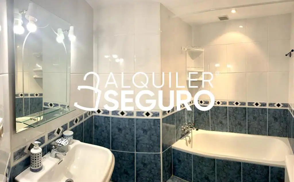 Bathroom of Flat for rent in Torrejón de Ardoz  with Heating, Terrace and Swimming Pool