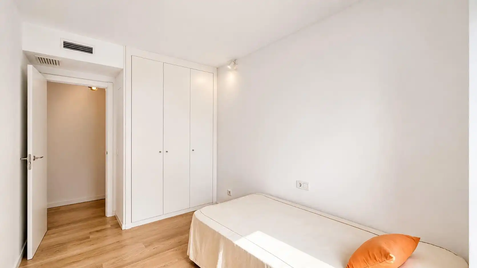 Schlafzimmer von Wohnung zur Miete in Valencia mit Klimaanlage, Terrasse und Balkon