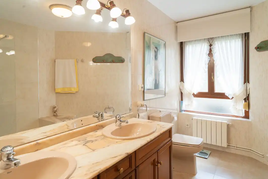Baño de Piso en venta en Cabezón de la Sal con Calefacción y Balcón