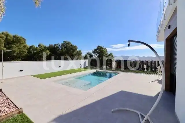 Casa aparellada amb piscina en venda a Coloma