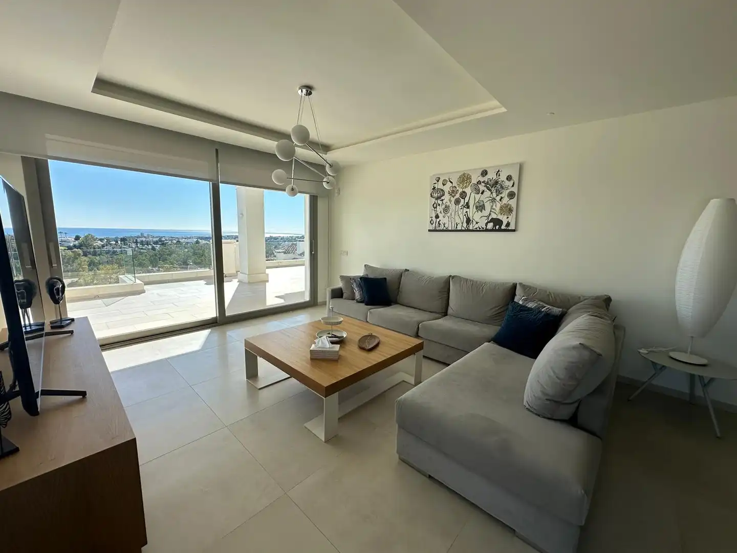 Sala de estar de Apartamento de alquiler en Marbella con Aire acondicionado, Terraza y Piscina