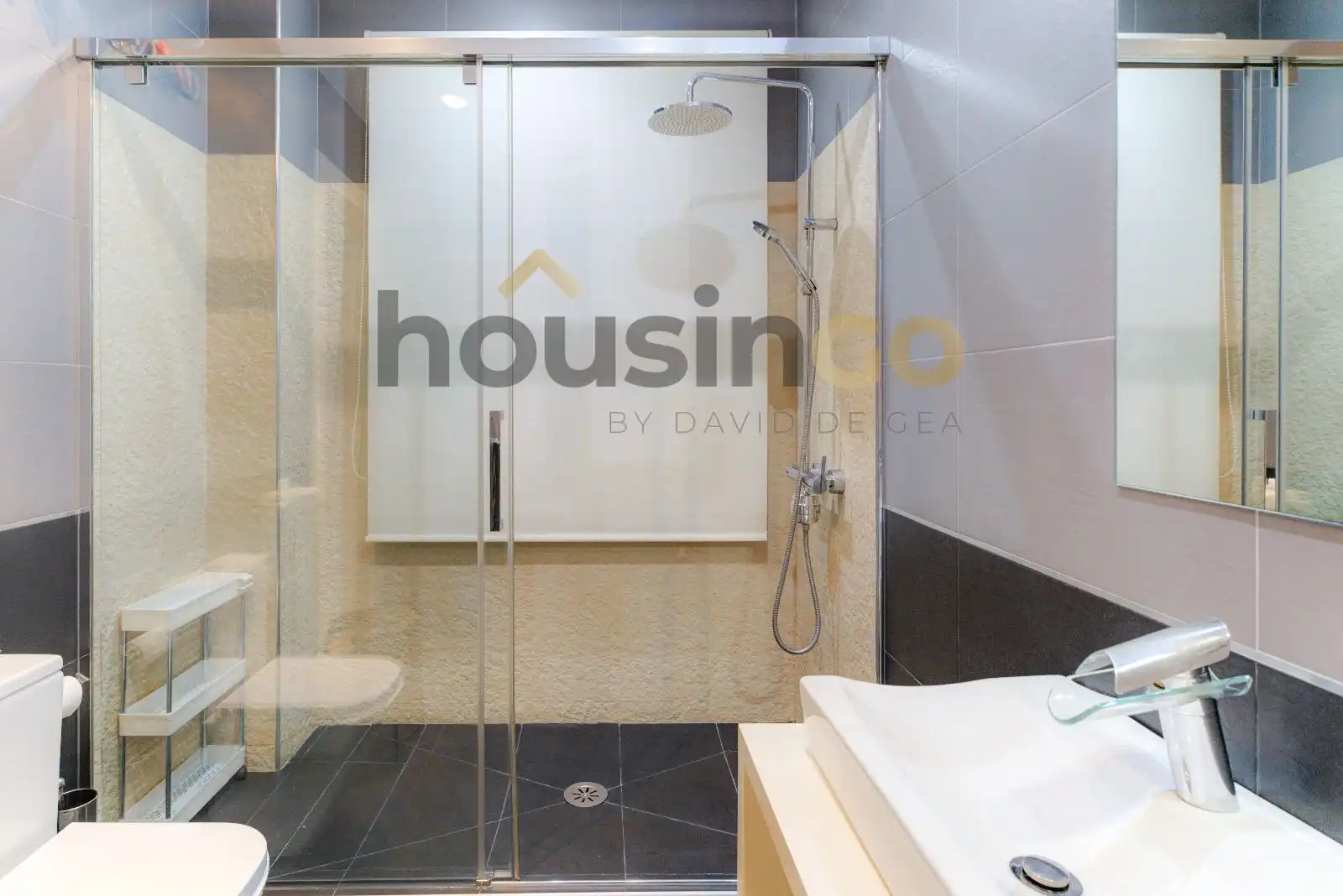Bathroom of Flat for rent in Madrid  with Air Conditioner, Heating and Furnished