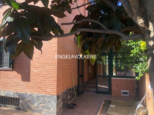 Vista exterior de Casa o chalet en venta en  Madrid Capital con Calefacción, Jardín privado y Piscina