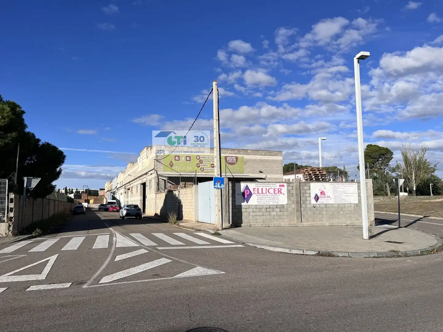 Außenansicht von Fabrikhallen zur Miete in Zaragoza