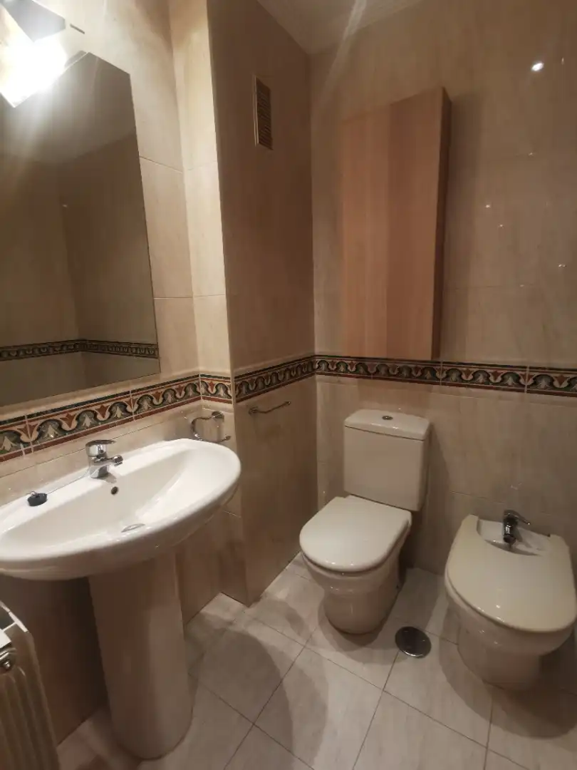 Badezimmer von Wohnung zum Verkauf in Salamanca mit Heizung, Parkett und Ofen